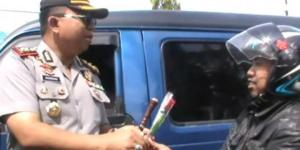 1433418PELANGGAR-LANTAS-DIHADIAHI-HELEM-DAN-BUNGA1780x390