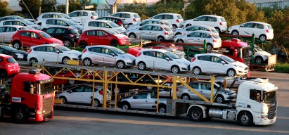 New cars are transported in a truck in Sao Bernardo do Campo April 29, 2014. Sales of new vehicles in Brazil have climbed about 30 percent so far this month from the same period of March, the president of national carmakers group Anfavea, Luiz Moan, told journalists on Monday. Plunging sales to Argentina and weak domestic demand have rattled Brazil's auto industry, which is a key manufacturing base for global carmakers such as Italy's Fiat SpA, Germany's Volkswagen AG and U.S.-based General Motors Co and Ford Motor Co. REUTERS/Paulo Whitaker (BRAZIL= - Tags: TRANSPORT BUSINESS) - RTR3N5OF