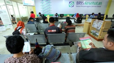 Warga antre untuk mendapatkan pelayanan Badan Penyelenggara Jaminan Sosial (BPJS) di Kantor BPJS, Jalan AP Pettarani, Makassar, Sulsel, Kamis (2/1/2014). Pemerintah mulai memberlakukan BPJS bidang kesehatan per tanggal 1 Januari 2014 untuk masyarakat kurang mampu, agar dapat meperoleh perlindungan dari asuransi kesehatan gratis. FOTO: MUHAMMAD IDHAM AMA/FAJAR/JPNN
