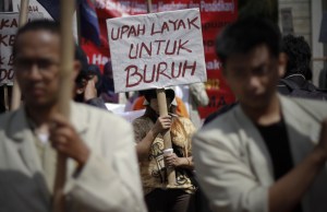 HARI BURUH. Sejumlah buruh melakukan aksi unjuk rasa di DPRD Provinsi DI Yogyakarta, Selasa (1/5/2012). Dalam aksi yang diikuti oleh ratusan buruh darui berbagai aliansi tersebut dalam rangka memperingati hari buruh dan menuntut untuk peningkatan kesejahteraaan bagi kaum buruh. Tribun Jogja / Hasan Sakri Ghozali