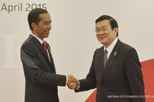 President Joko Widodo (left) shakes hand with President of Vietnam Truong Tan Sang (right) upon arrival before the opening of Asian-African Summit which becomes the main event of the 60th Commemoration of Asian-African Conference at Jakarta Convention Center, Jakarta, Wednesday (4/22). ANTARA FOTO/aacc2015/Wahyu Putro A/Spt.
