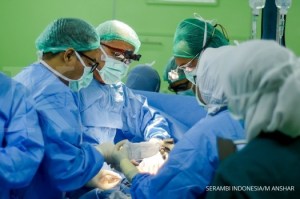 Tim dokter Rumah Sakit Umum Daerah Zainoel Abidin (RSUDZA) Banda Aceh bersama tim dokter Rumah Sakit Cipto Mangunkusumo (RSCM) Jakarta melakukan transplantasi ginjal untuk pertama kalinya di RSUDZA Banda Aceh, Senin (1/8/2016). Pasien perdana yang ditangani adalah Yanes Revelita (47) yang menerima donor ginjal dari abang kandungnya Zuliman (52). Setiap bulannya RSUDZA menangani 200-an pasien gagal ginjal,150 di antaranya harus melakukan cuci darah. SERAMBI INDONESIA/M ANSHAR